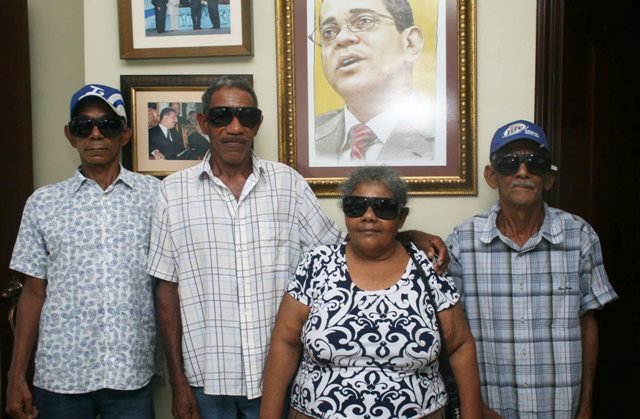 Francisco Polanco, Ramón Gómez, Ramona Bencosme y Ramón Henríquez operados de catarata gracias a la gestión del senador Vargas